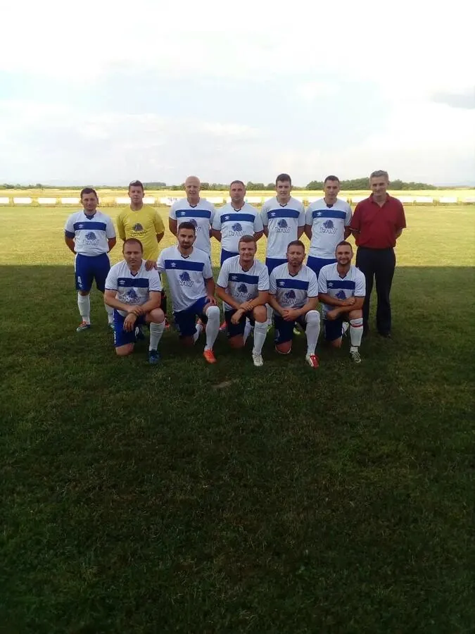 Ekipa FK Ratar Stara Topola u bijelo-plavim dresovima, fotografija iz istorije kluba