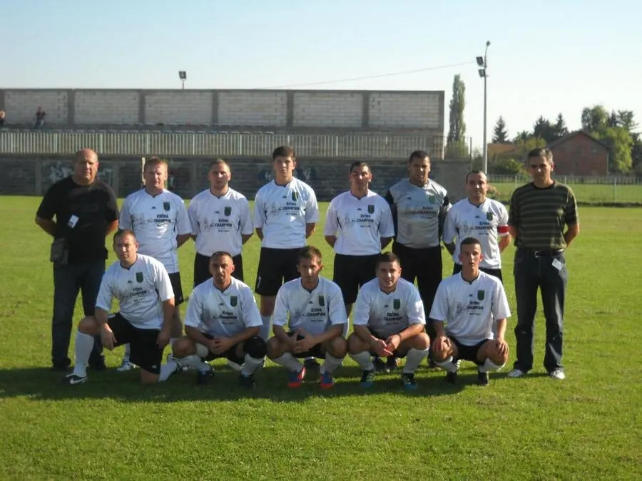 Ekipa FK Ratar Stara Topola u bijelim dresovima, fotografija iz istorije kluba