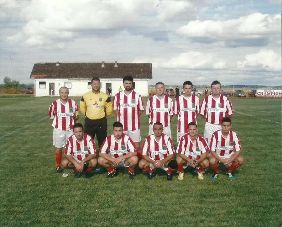 Ekipa FK Ratar Stara Topola u crveno-bijelim prugastim dresovima, fotografija iz istorije kluba