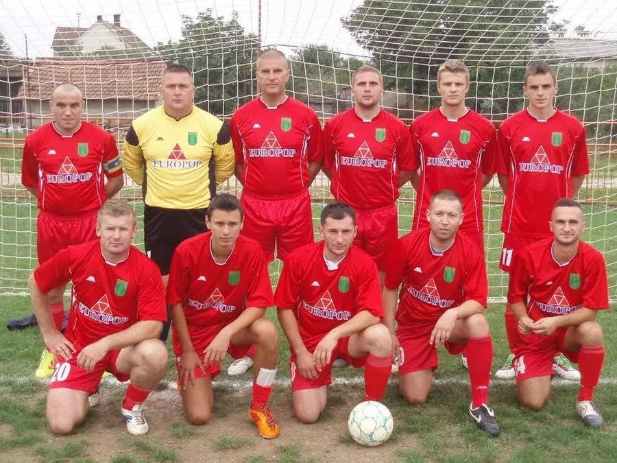 Ekipa FK Ratar Stara Topola u crvenim dresovima, fotografija iz istorije kluba