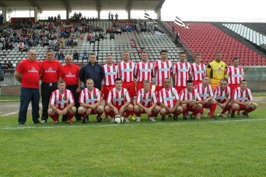 Ekipa FK Ratar Stara Topola u crveno-bijelim prugastim dresovima, fotografija iz istorije kluba