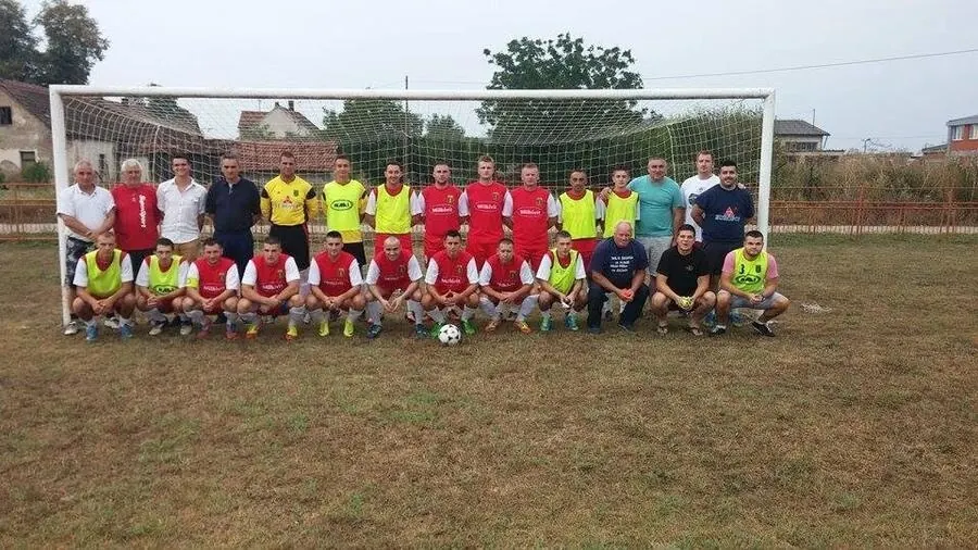 Ekipa FK Ratar Stara Topola u crvenim i žutim dresovima, fotografija iz istorije kluba