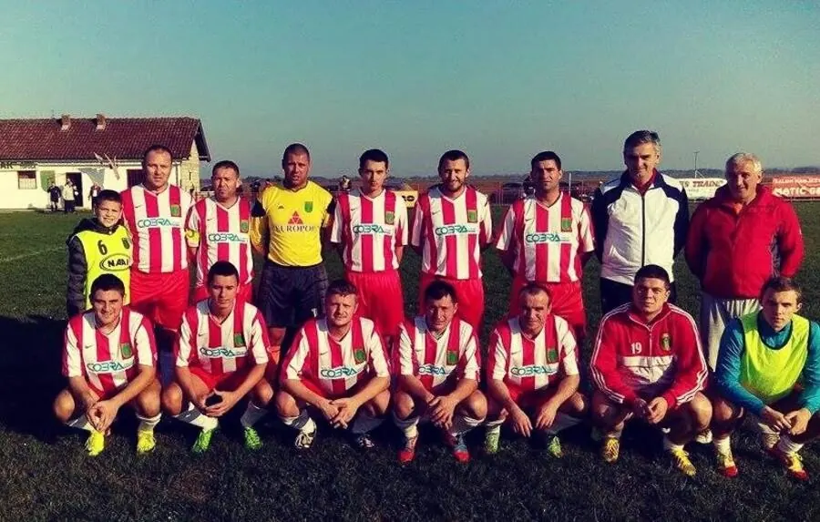 Ekipa FK Ratar Stara Topola u crveno-bijelim prugastim dresovima, fotografija iz istorije kluba