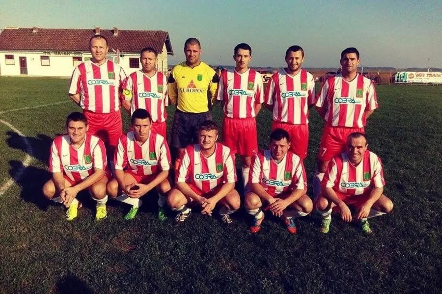 Ekipa FK Ratar Stara Topola u crveno-bijelim prugastim dresovima, fotografija iz istorije kluba