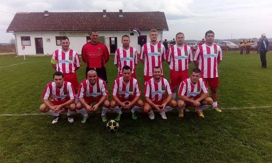 Ekipa FK Ratar Stara Topola u crveno-bijelim prugastim dresovima, fotografija iz istorije kluba